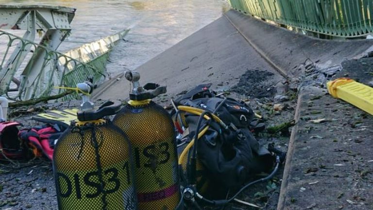 L'équipement de plongée est utilisé pour la recherche. Pic: Sapeurs-pompiers 31