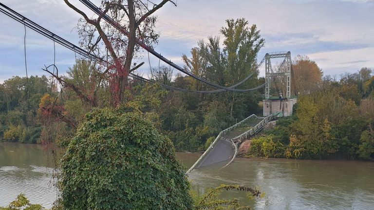 Une vue montre le pont effondré de Mirepoix-sur-Tarn en France