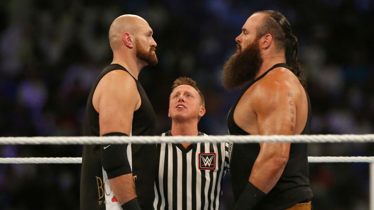 Fury égalait son adversaire pour la hauteur mais était beaucoup plus léger que Strowman