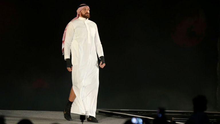 Le Britannique a choisi une tenue traditionnelle saoudienne pour son entrée dans l'arène