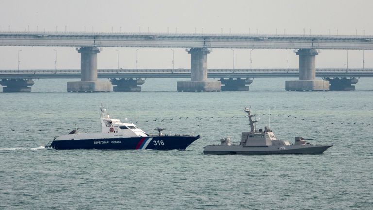 Un navire ukrainien est remorqué près du pont reliant le continent russe à la péninsule de Crimée