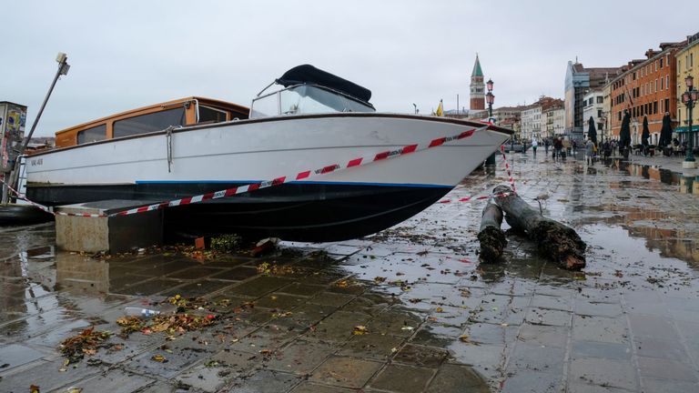Un bateau-taxi transporté par l'eau après une nuit record de hauts niveaux d'eau est vu sur le rivage à Venise