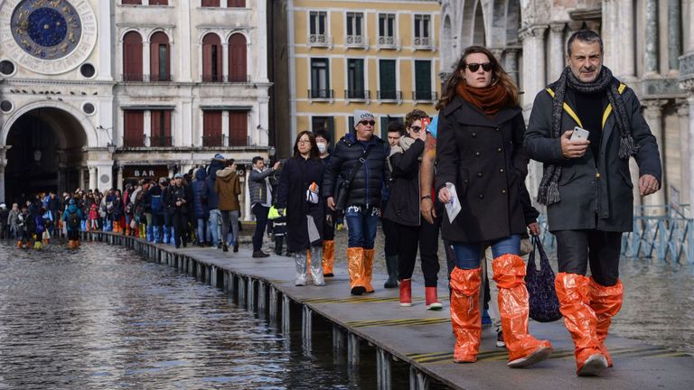 Les touristes utilisent une plate-forme temporaire pour traverser la place Saint-Marc.