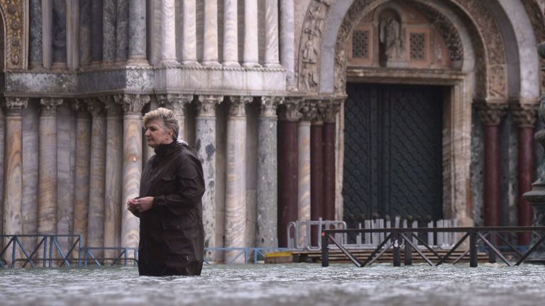 La correspondante de Sky Europe, Michelle Clifford, traverse les eaux de crue de la basilique Saint-Marc 