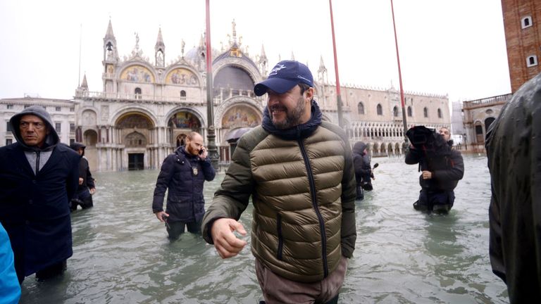 Matteo Salvini (C), chef du parti d'extrême droite de la Ligue (Lega) d'Italie, traverse la place inondée de Saint-Marc