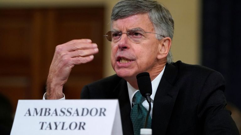 Le diplomate senior William Taylor a pris la parole avant l'audience 