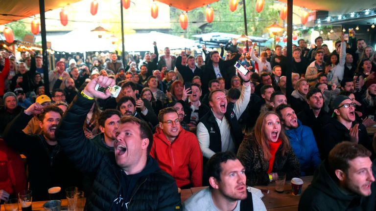 Les fans de Flat Iron Square à Londres ont applaudi l'Angleterre au Japon
