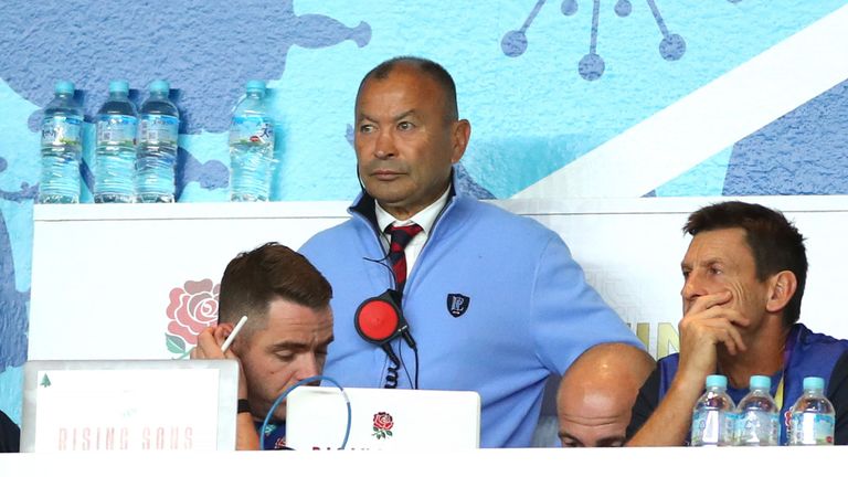 L'entraîneur Eddie Jones avait l'air nerveux alors que l'Angleterre a terminé la première mi-temps par 6-12