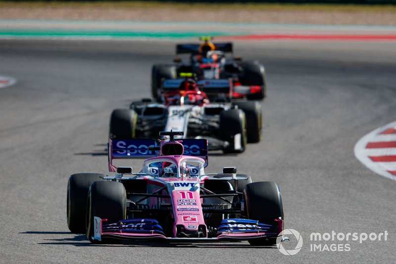 sSergio Perez, Racing Point RP19, mène Antonio Giovinazzi, Alfa Romeo Racing C38, et Alex Albon, Red Bull Racing RB15