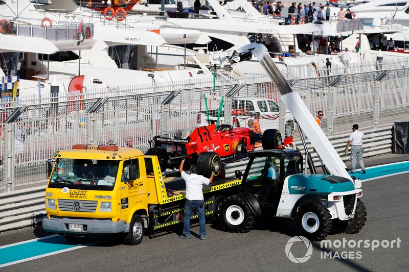 La voiture de Sebastian Vettel, Ferrari SF90, est chargée dans un camion après son accident