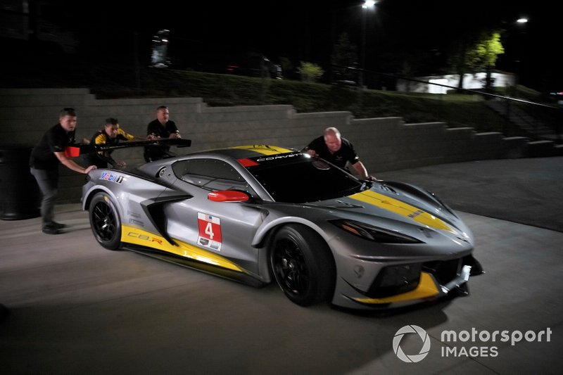 L’équipe Corvette met en place la Corvette C8.R, GTLM 2020, numéro 4, en vue de son introduction au monde de la course.