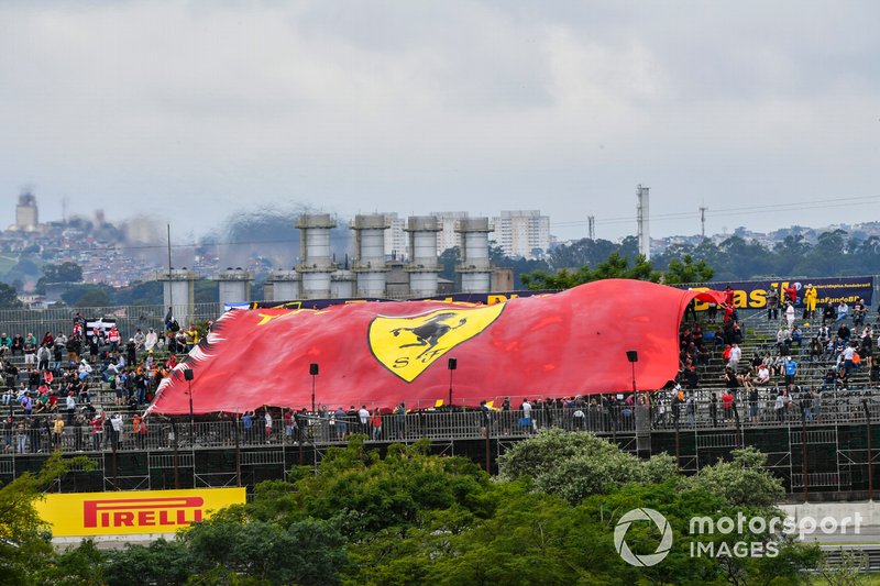 La foule dévoile un immense drapeau Ferrari