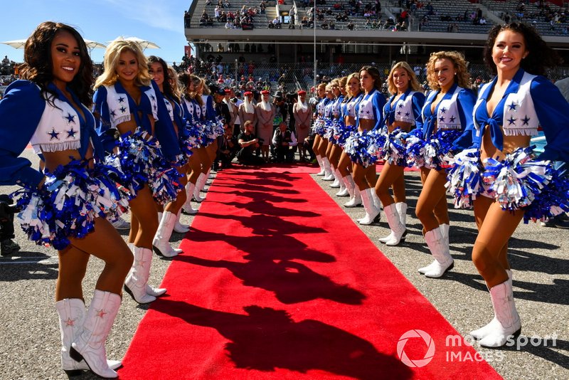 Les cheerleaders des Cowboys de Dallas divertissent les foules