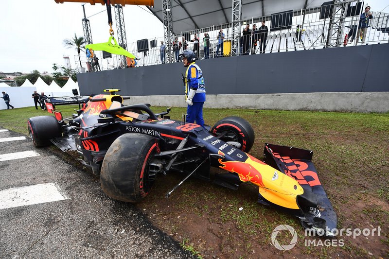 La voiture endommagée dAlexander Albon, Red Bull RB15