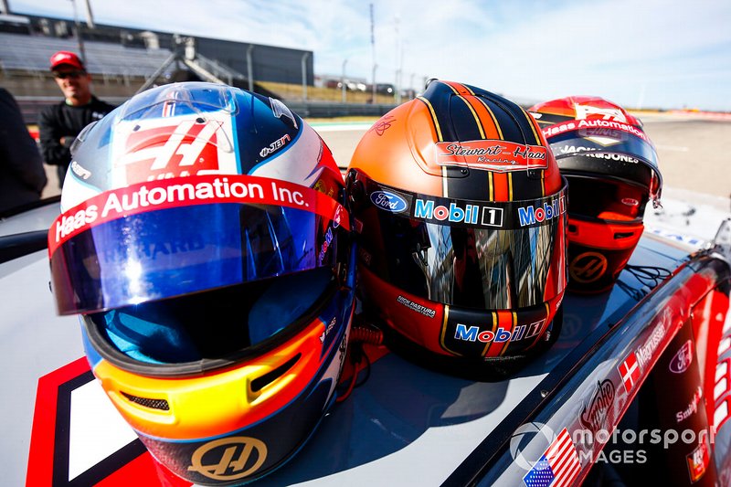 Les casques de Romain Grosjean, de léquipe Haas F1 Team, de Tony Stewart et de Kevin Magnussen, de léquipe Haas F1 Team