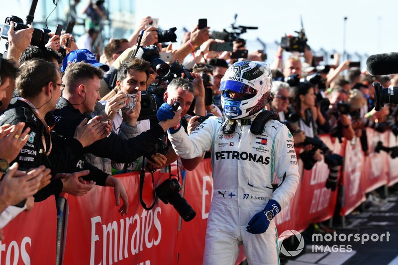 Valtteri Bottas, Mercedes AMG F1, 1re position, célèbre avec son équipe au Parc Fermé