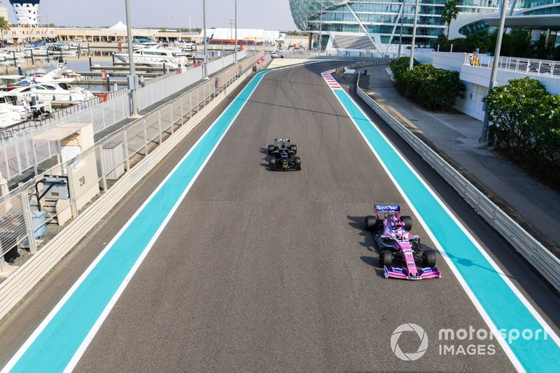 Sergio Perez, Racing Point RP19 en tête Romain Grosjean, Haas F1 Team VF-19 