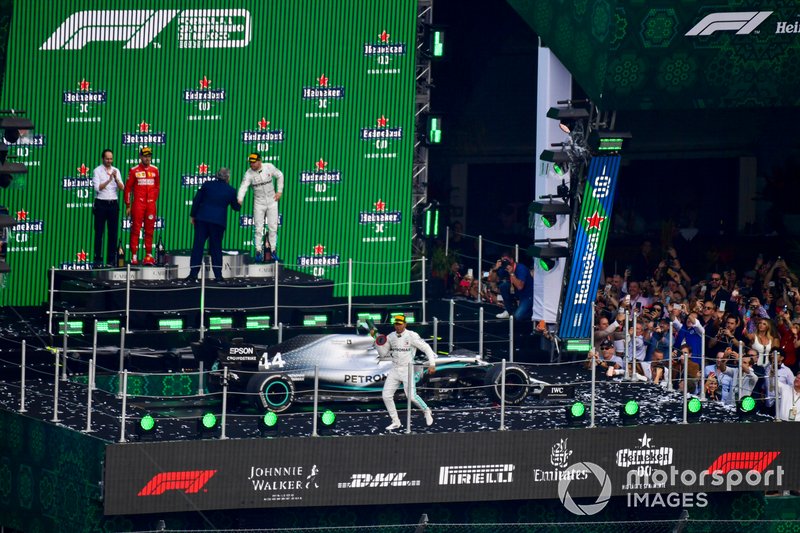 Lewis Hamilton, Mercedes AMG F1, 1ère position, célèbre avec son trophée sur le podium