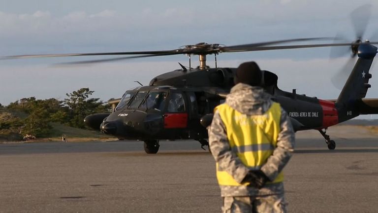 Des hélicoptères et des avions sont utilisés dans la recherche