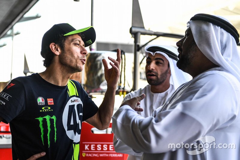 Valentino Rossi avec Al Tareq Al Ameri, PDG du circuit Yas Marina et Abdulrahman Al Shamsi, directeur de la chaîne dapprovisionnement