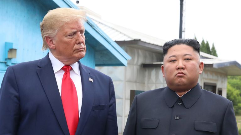 PANMUNJOM, CORÉE DU SUD - 30 JUIN (CORÉE DU SUD): Une photo fournie par Dong-A Ilbo du dirigeant nord-coréen Kim Jong Un et du président américain Donald Trump à l'intérieur de la zone démilitarisée (DMZ) séparant la Corée du Sud et la Corée du Nord le 30 juin , 2019 à Panmunjom, Corée du Sud. Le président américain Donald Trump et le dirigeant nord-coréen Kim Jong-un se sont brièvement rencontrés dimanche dans la zone démilitarisée coréenne (DMZ), avec l'intention de relancer les négociations nucléaires au point mort et de démontrer l'amitié entre les deux pays. Cette rencontre était la troisième fois que Trump et Kim se réunissaient en personne, les deux dirigeants s'étant déclarés attachés à la 