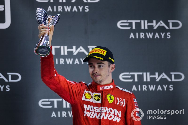 Charles Leclerc, Ferrari, 3e position, sur le podium avec son trophée