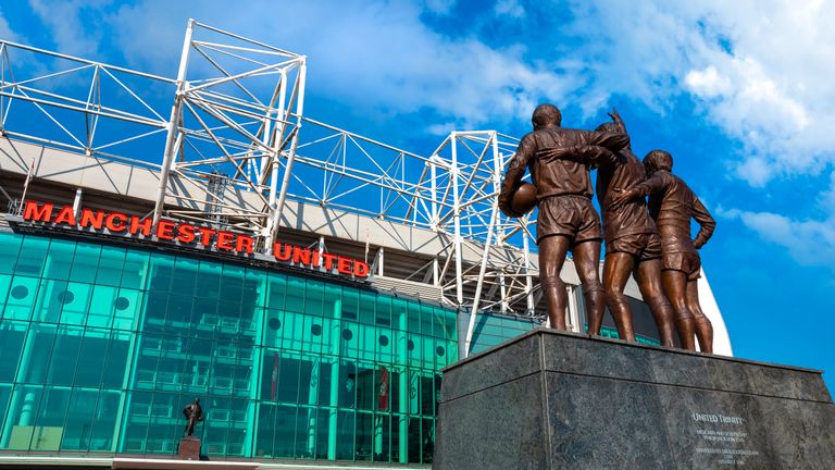 Manchester, UK - 19 mai 2018: Sculpture en bronze de la United Trinity composée avec George Best, Denis Law et Sir Bobby Charlton devant le stade Old Trafford