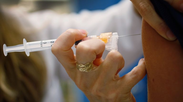 MIAMI, FL - 21 SEPTEMBRE: Judith L. Schaechter, M.D., pédiatre de l'Université de Miami, administre un vaccin contre le VPH à une fillette de 13 ans dans son bureau de la Miller School of Medicine le 21 septembre 2011 à Miami, en Floride. Le vaccin contre le papillomavirus humain, ou HPV, est donné pour prévenir une infection sexuellement transmissible pouvant causer le cancer. Récemment, la question de la vaccination a été évoquée lors de la course républicaine à la présidence lorsque la représentante Michele Bachmann (R-MN) a qualifié le vaccin de prévention du cancer du col utérin de "dangereux" et a déclaré qu'il pouvait entraîner un retard mental, mais l'opinion d'un expert dans le domaine médical contredit sa demande. Le gouverneur du Texas, Rick Perry, également candidat au poste de président, a été vivement critiqué par certains membres de son parti pour présider un programme de vaccination dans son pays d'origine. (Photo par Joe Raedle / Getty Images)