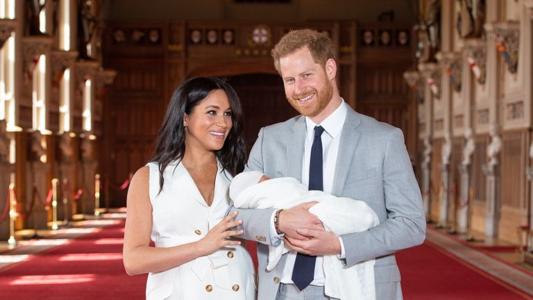 Le duc et la duchesse de Sussex avec leur petit fils Archie, peu de temps après sa naissance en mai