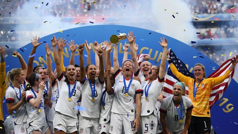 Les joueurs des États-Unis célèbrent avec le trophée après la finale de la Coupe du monde de football féminin France 2019 entre les États-Unis et les Pays-Bas, le 7 juillet 2019, au stade de Lyon à Lyon, dans le centre-est de la France. (Photo de FRANCK FIFE / AFP) (Le crédit photo doit se lire FRANCK FIFE / AFP / Getty Images)