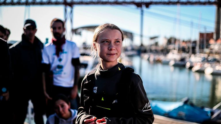 La militante suédoise pour le climat, Greta Thunberg, photographiée après le débarquement du catamaran La Vagabonde sur le quai Santo Amaro à Lisbonne, le 3 décembre 2019. (Photo de CARLOS COSTA / AFP) (Photo de CARLOS COSTA / AFP via Getty Images)