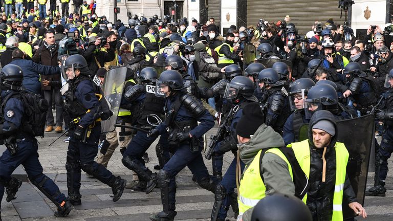 Paris, france - 08 décembre: La police française charge en tant que manifestants participent à la manifestation des gilets jaunes près de l'Arc de Triomphe le 8 décembre 2018 à Paris en France. & # 39; & # 39; Yellow Vests & # 39; ("Gilet Jaunes" ou "Vestes jaunes") est un mouvement de protestation sans affiliation politique qui s’inspire de l’opposition à une nouvelle taxe sur les carburants. Après un mois de manifestations qui ont détruit des quartiers de Paris et d’autres villes françaises, on craint que le mouvement ne soit infiltré par des manifestants «ultra-violents». Aujourd'hui, au moins 5 000 manifestants se sont rassemblés dans le centre-ville parisien. La police a procédé à plus de 200 arrestations jusqu'à maintenant. (Photo par Jeff J Mitchell / Getty Images)