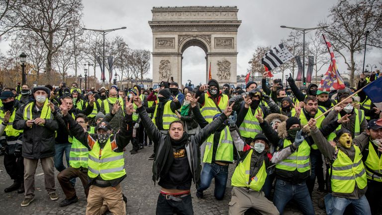 Paris, france - 08 décembre: les manifestants scandent des slogans pendant la & # 39; jaunes gilets & # 39; manifestation sur les Champs-Elysées près de l'Arc de Triomphe le 8 décembre 2018 à Paris, en France. & # 39; & # 39; Yellow Vests & # 39; ("Gilet Jaunes" ou "Vestes Jaunes") est un mouvement de protestation sans affiliation politique inspiré par l'opposition à une nouvelle taxe sur les carburants. Après un mois de manifestations, qui ont détruit des quartiers de Paris et d’autres villes françaises, on craint que le mouvement ne soit infiltré par des mouvements "ultra-violents". manifestants. Aujourd'hui, au moins 5 000 manifestants se sont rassemblés dans le centre-ville parisien. La police a procédé à plus de 200 arrestations jusqu'à maintenant. (Photo par Chris McGrath / Getty Images)