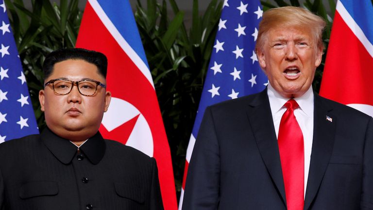 Le président américain Donald Trump et le leader nord-coréen Kim Jong Un réagissent à l'hôtel Capella sur l'île de Sentosa à Singapour le 12 juin 2018. REUTERS / Jonathan Ernst IMAGES TPX DU JOUR