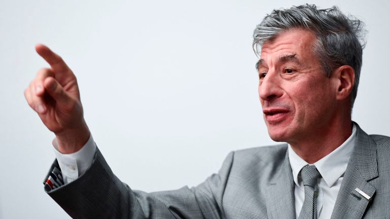 L'artiste italien Maurizio Cattelan assiste au lancement de "Arte Generali" de la compagnie d'assurance italienne Generali, une nouvelle offre dédiée aux collectionneurs d'art du monde entier, le 12 novembre 2019 au siège du groupe Generali à Milan. - Arte Generali est une nouvelle offre dédiée aux collectionneurs d'art du monde entier, comprenant des solutions d'assurance, un service de conciergerie et des outils innovants. (Photo de MIGUEL MEDINA / AFP) (Photo de MIGUEL MEDINA / AFP via Getty Images)