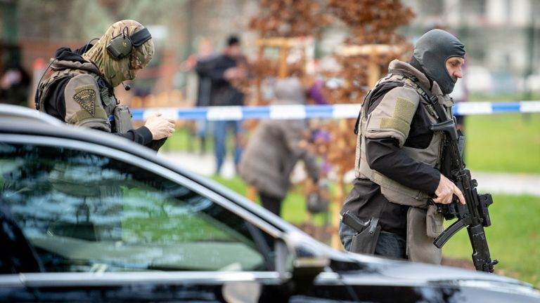 Des policiers sont vus près du site d'une fusillade devant un hôpital d'Ostrava, en République tchèque, le 10 décembre 2019. REUTERS / Lukas Kabon