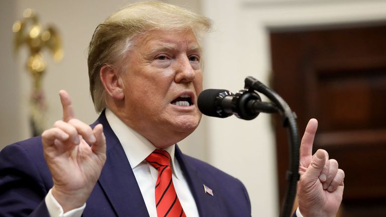 WASHINGTON, DC - 09 OCTOBRE: Le président américain Donald Trump répond à une question d'un journaliste lors d'un événement pour la signature de deux décrets visant à une plus grande transparence gouvernementale à la Maison Blanche le 9 octobre 2019 à Washington, DC. Trump a répondu aux questions sur l'enquête de mise en accusation en cours et l'offensive turque dans le nord de la Syrie après la signature des décrets. (Photo de Win McNamee / Getty Images)