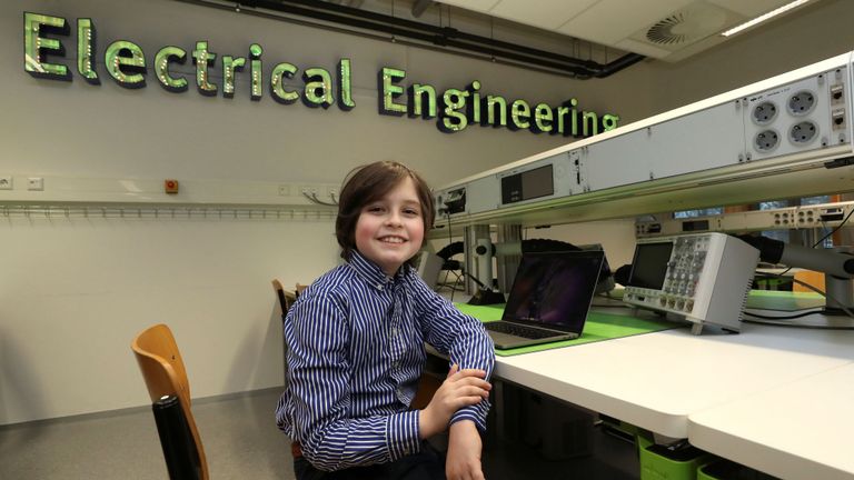 Laurent Simons, étudiant belge de neuf ans, qui étudie le génie électrique et qui deviendra bientôt le plus jeune diplômé universitaire au monde, pose à l'Université de Technologie d'Eindhoven, aux Pays-Bas, le 20 novembre 2019. Photo prise le 20 novembre 2019. REUTERS / Yves Herman
