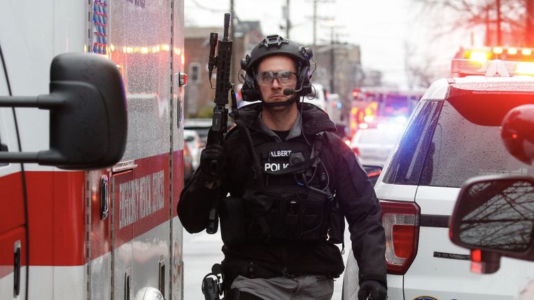 Des agents de police arrivent sur les lieux de la fusillade active à Jersey City le 10 décembre 2019. - Un agent a été abattu lorsque deux hommes armés avec un long fusil ont ouvert le feu à Jersey City (New Jersey) dans l'après-midi du 10 décembre 2019, selon deux responsables. Deux suspects ont été barricadés dans un dépanneur, ont indiqué les responsables. Un officier était emmené dans un hôpital voisin. (Photo par Kena Betancur / AFP) (Photo par KENA BETANCUR / Afp / AFP via Getty Images)