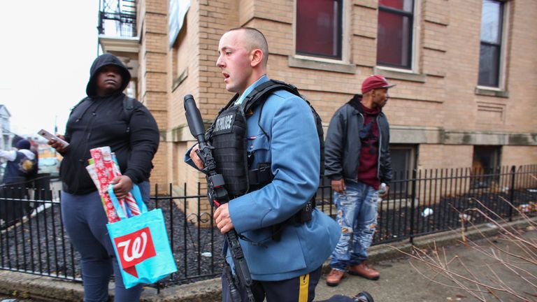 Des policiers arrivent sur les lieux d'un tireur actif à Jersey City, New Jersey, le 10 décembre 2019. - Un officier a été abattu lorsque deux hommes armés avec un long fusil ont ouvert le feu à Jersey City, New Jersey, dans l'après-midi du 10 décembre. , 2019, selon deux responsables. Deux suspects ont été barricadés dans un dépanneur, ont indiqué les responsables. Un officier était emmené dans un hôpital voisin. (Photo par Kena Betancur / AFP) (Photo par KENA BETANCUR / Afp / AFP via Getty Images)