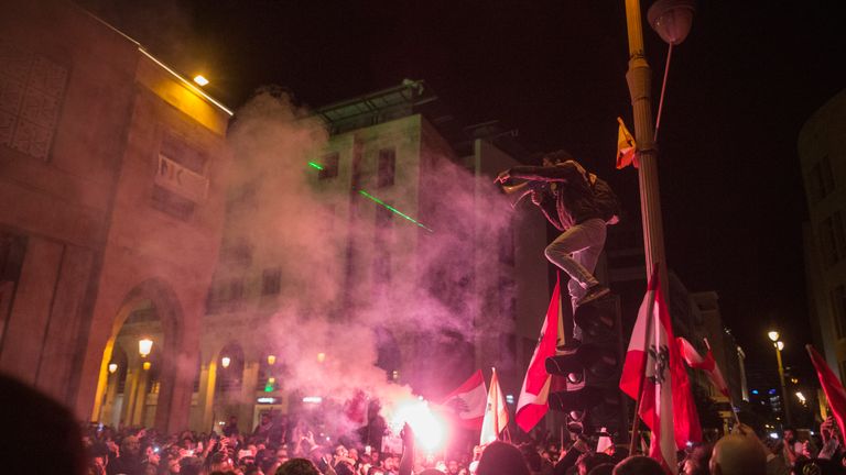 Beyrouth, Liban - 15 décembre: une manifestation anti-gouvernement qui verrait plus tard la police utiliser des gaz lacrymogènes et des canons à eau pour disperser les manifestants alors qu'ils s'affrontaient pour la deuxième journée consécutive près du Parlement le 15 décembre 2019 au centre-ville de Beyrouth, Liban . Les affrontements ont précédé une nomination attendue lundi du précédent Premier ministre Saad Hariri pour reprendre son poste, les manifestants rejetant cette décision. Depuis le 17 octobre, des manifestations ont eu lieu à travers le pays contre une classe dirigeante corrompue, un système politique sectaire et de mauvaises conditions de vie. Saad Hariri a démissionné de son poste de Premier ministre le 29 octobre, créant un vide gouvernemental. (Photo de Sam Tarling / Getty Images)