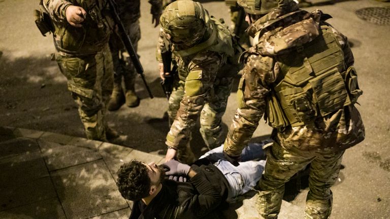 Beyrouth, Liban - 15 décembre: des soldats retiennent un démonstraotor lors d'une manifestation antigouvernementale le 15 décembre 2019 au centre-ville de Beyrouth, au Liban. Les affrontements ont précédé une nomination attendue lundi du précédent Premier ministre Saad Hariri pour reprendre son poste, les manifestants rejetant cette décision. Depuis le 17 octobre, des manifestations ont eu lieu à travers le pays contre une classe dirigeante corrompue, un système politique sectaire et de mauvaises conditions de vie. Saad Hariri a démissionné de son poste de Premier ministre le 29 octobre, créant un vide gouvernemental. (Photo de Sam Tarling / Getty Images)