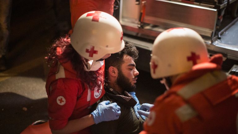 Beyrouth, Liban - 15 décembre: les médecins de la Croix-Rouge ont tendance à un manifestant inconscient après que la police anti-émeute a utilisé des gaz lacrymogènes et des canons à eau pour disperser des manifestants anti-gouvernementaux alors qu'ils s'affrontaient pour le deuxième jour de suite, sur la place du Martyr le 15 décembre 2019 à Beyrouth, Liban. Les affrontements ont précédé une nomination attendue lundi du précédent Premier ministre Saad Hariri pour reprendre son poste, les manifestants rejetant cette décision. Depuis le 17 octobre, des manifestations ont eu lieu à travers le pays contre une classe dirigeante corrompue, un système politique sectaire et de mauvaises conditions de vie. Saad Hariri a démissionné de son poste de Premier ministre le 29 octobre, créant un vide gouvernemental. (Photo de Sam Tarling / Getty Images)
