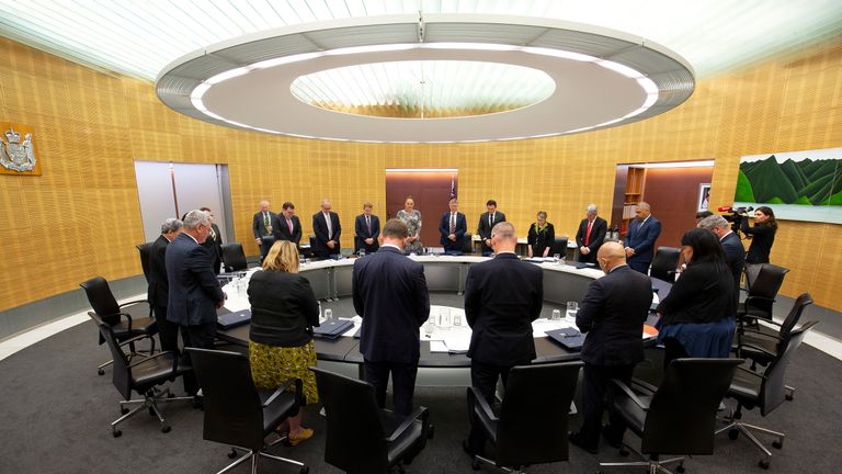 WELLINGTON, NOUVELLE-ZÉLANDE - 16 DÉCEMBRE: Des membres du Cabinet observent une minute de silence pour les victimes de la tragédie de White Island lors d'une réunion du Cabinet le 16 décembre 2019 à Wellington, Nouvelle-Zélande. 16 personnes sont maintenant confirmées décédées à la suite d'une éruption volcanique à White Island le 9 décembre 2019. (Photo de Hagen Hopkins - Pool / Getty Images)