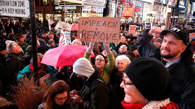 NEW YORK, NEW YORK - 17 DÉCEMBRE: Des manifestants se joignent à des manifestations nationales de destitution pour exiger la fin de la présidence de Donald Trump nommée "Personne n'est au-dessus de la loi" - NYC à Times Square le 17 décembre 2019 à New York. (Photo par John Lamparski / Getty Images pour MoveOn.org)