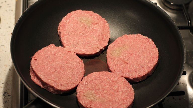 Vue générale de quatre burgers de boeuf. Photo date: mercredi 16 janvier 2013. La Food Safety Authority of Ireland a trouvé de faibles niveaux de cheval dans les produits de boeuf vendus à LIDL, Aldi, Tesco et en Islande. Voir l'histoire de PA CONSUMER Horse. Le crédit photo doit se lire: Niall Carson / PA Wire