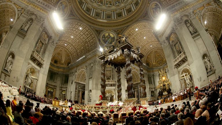 VATICAN CITY, VATICAN - 24 décembre: une vue générale de la basilique Saint-Pierre pendant le pape François & # 39; Messe de la veille de Noël le 24 décembre 2019 à Vatican, Vatican. (Photo de Franco Origlia / Getty Images)