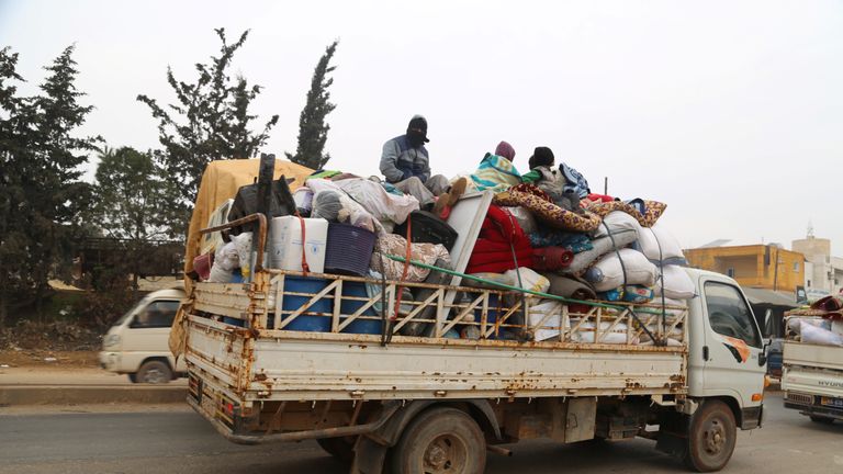 Des camions transportent des effets personnels de personnes fuyant Maarat al-Numan, dans le nord d'Idlib, en Syrie, le 24 décembre 2019. REUTERS / Mahmoud Hassano