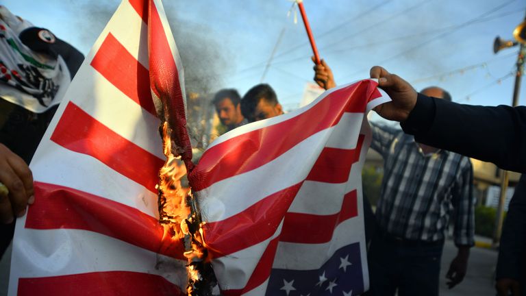 Les Irakiens brûlent un drapeau national américain le 30 décembre 2019, lors d'une manifestation pour dénoncer les attaques de la nuit précédente par des avions américains sur plusieurs bases appartenant aux brigades du Hezbollah près d'Al-Qaim, un district irakien limitrophe de la Syrie. - Les frappes aériennes américaines contre un groupe pro-iranien en Irak auraient tué au moins 25 combattants, déclenchant la colère dans un pays pris dans les tensions croissantes entre Téhéran et Washington. (Photo de Haidar HAMDANI / AFP) (Photo de HAIDAR HAMDANI / AFP via Getty Images)