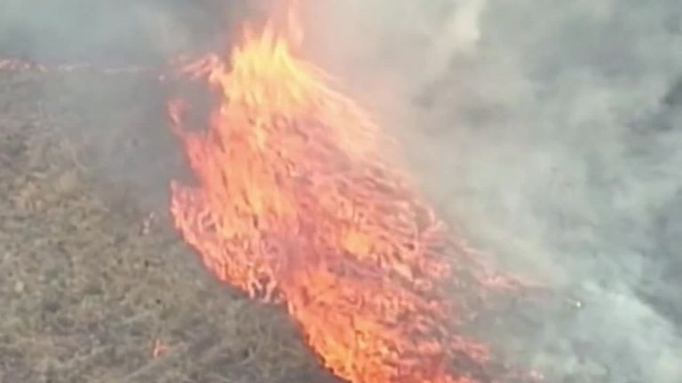 Les autorités du Queensland ont émis un avertissement d'urgence lorsqu'un incendie de gazon, déclenché par un incendie de bâtiment, a rapidement progressé sur une prairie sèche